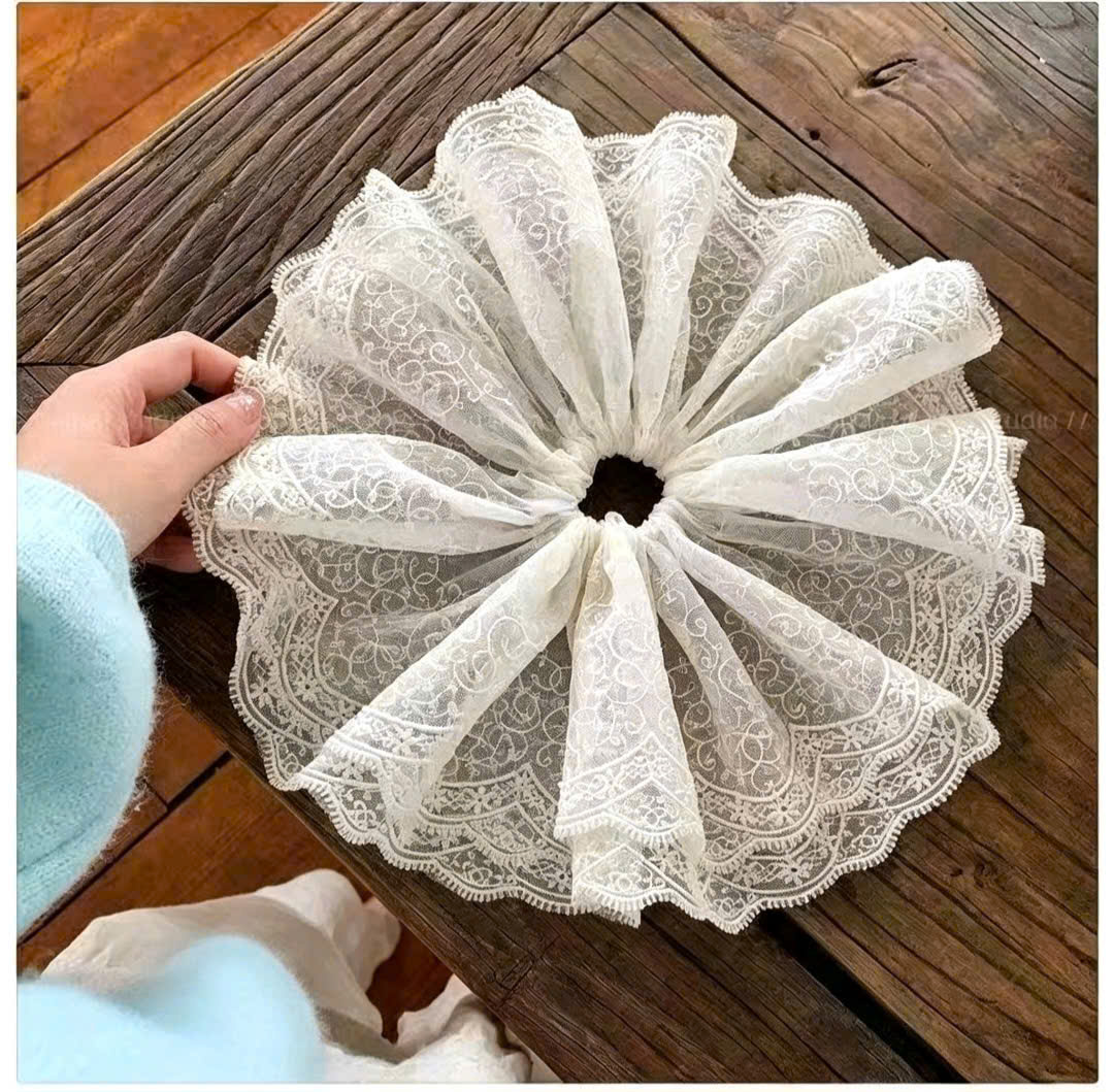 Màu sắc: Buộc ren to