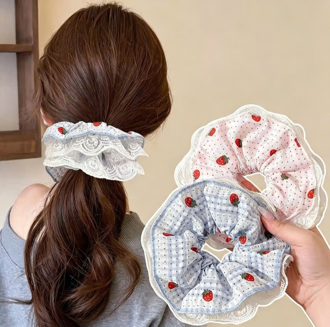 Dây Buộc Tóc Scrunchie Dâu Tây Phối Ren Bản To – Phong Cách Hàn Quốc