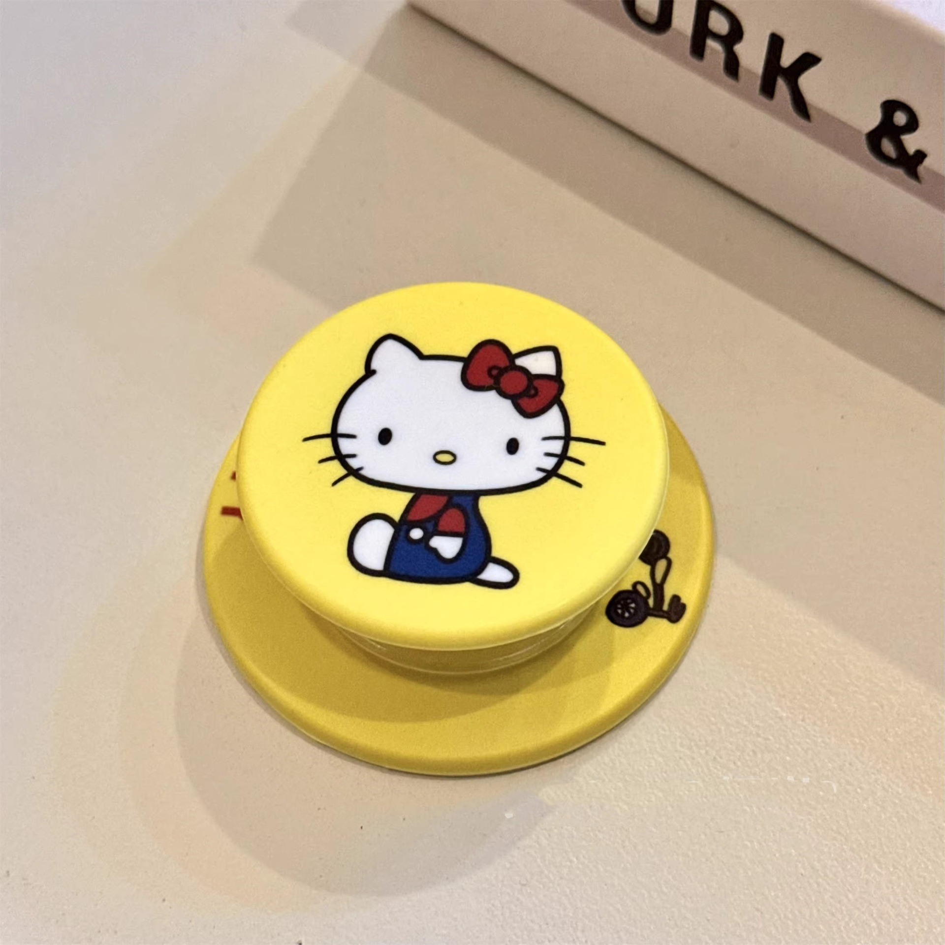 Màu sắc: Chân đế từ tính [đế màu vàng mờ có hình Hello Kitty