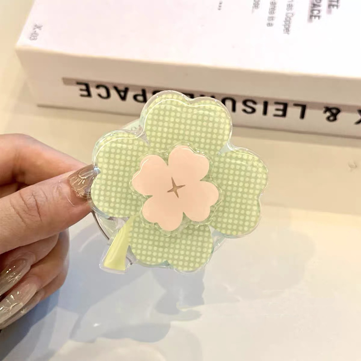 Màu sắc: Giá đỡ từ tính [Hình cỏ bốn lá chấm bi xoay]