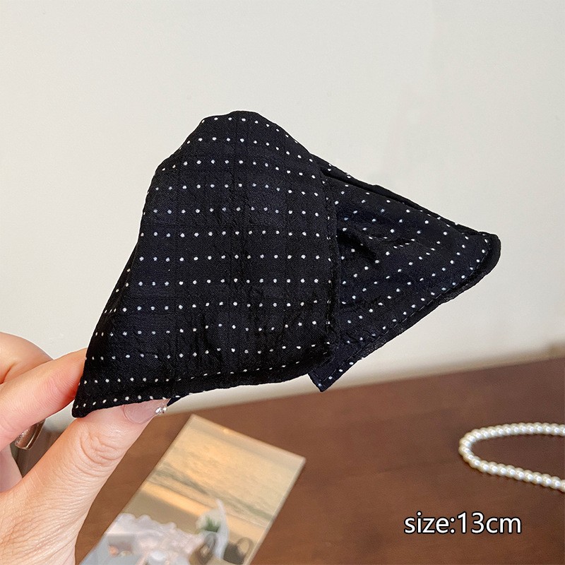 Màu sắc: Chấm bi đen nhỏ