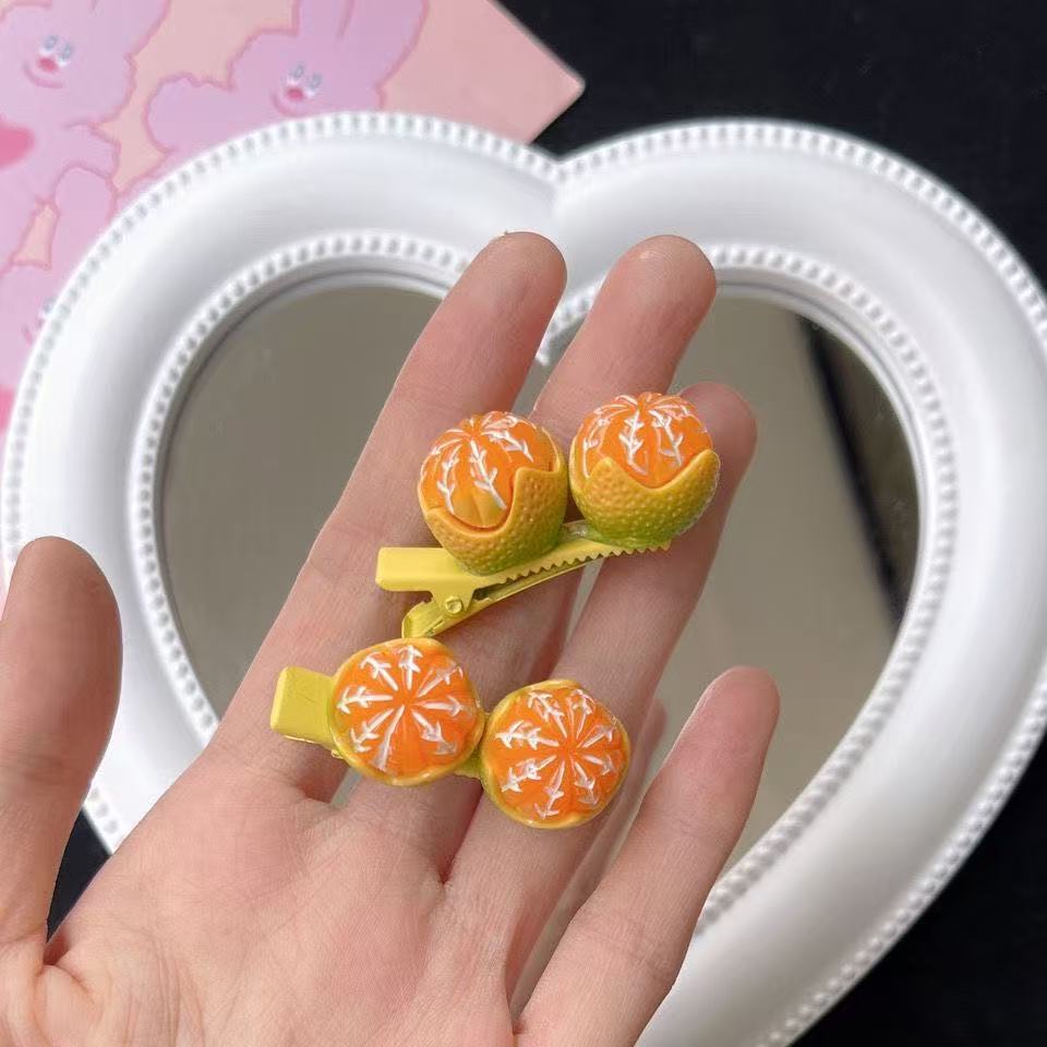 Màu sắc: 2 trái quýt