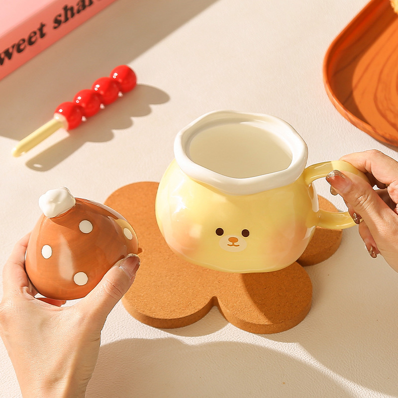 Màu sắc: Cốc hình gấu màu vàng có nắp