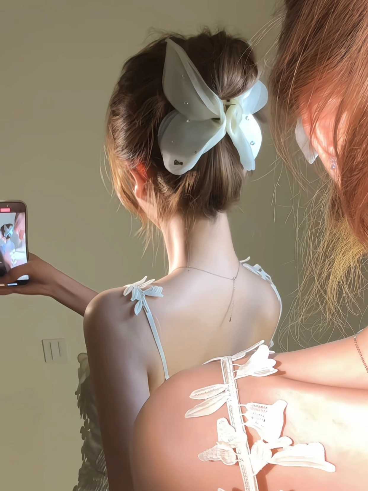 Chiếc kẹp tóc hình bướm tinh tế với kiểu dáng Pháp lấp lánh
