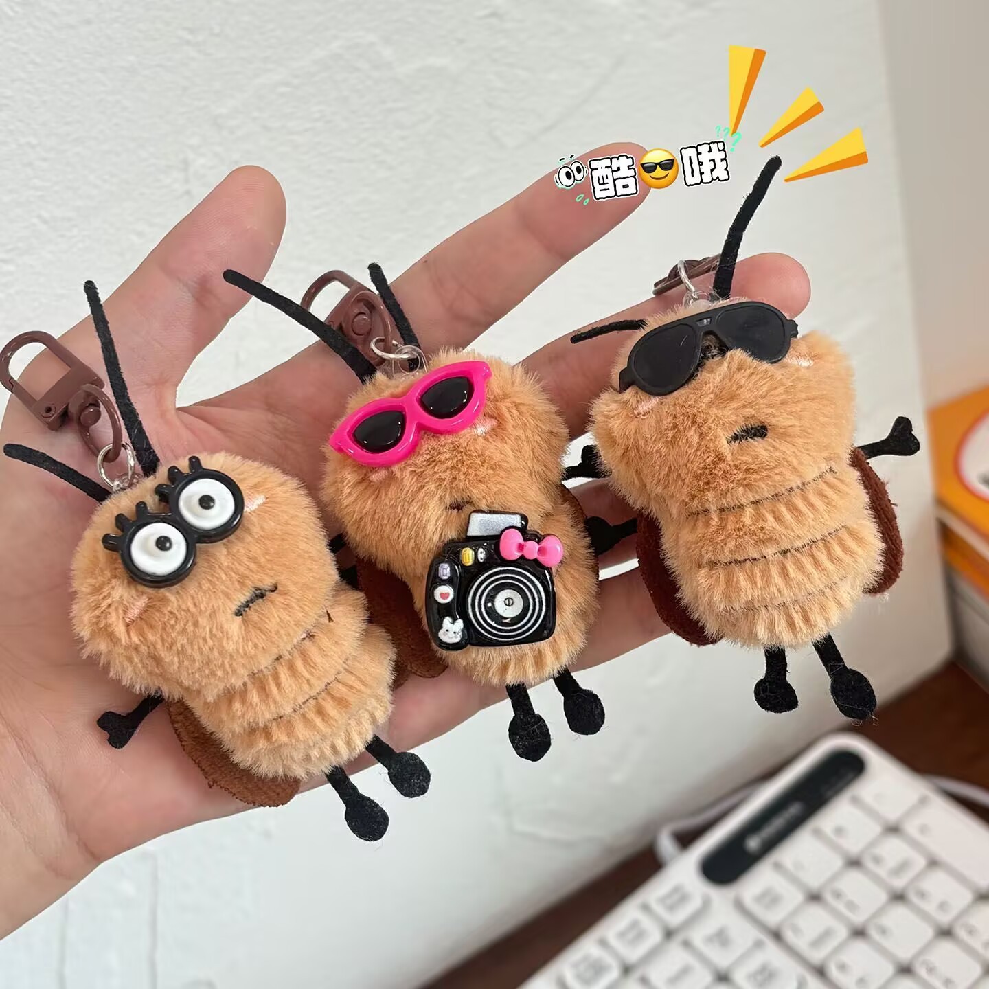 MÓC KHÓA HÌNH CON GIÁN NHỒI BÔNG – NGỘ NGHĨNH, ĐỘC LẠ & VUI NHỘN 🪳✨