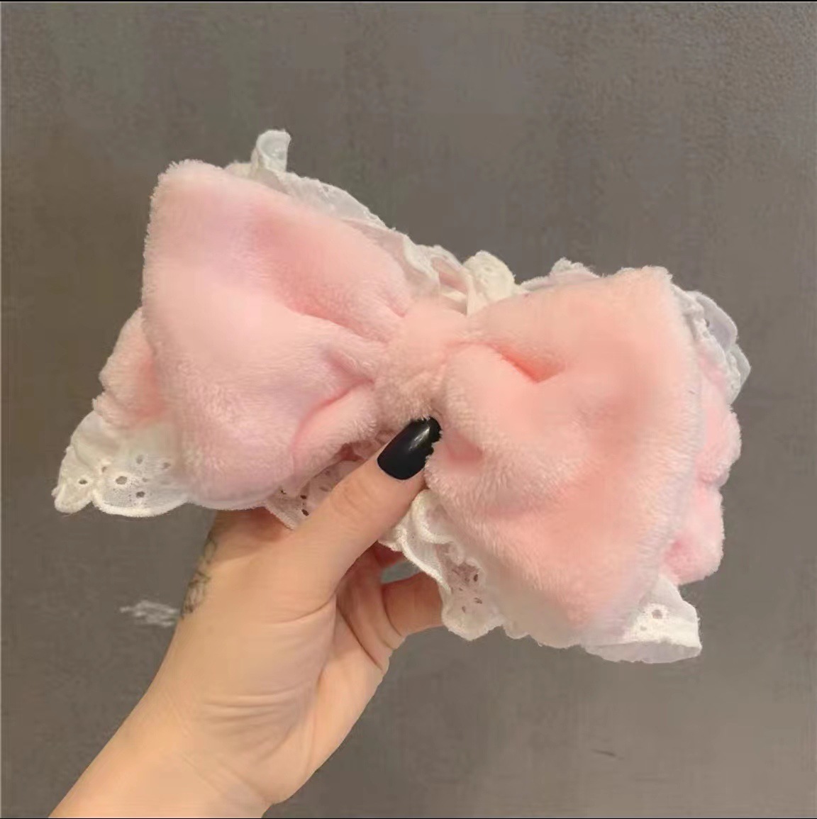 Màu sắc: ren màu hồng nụ