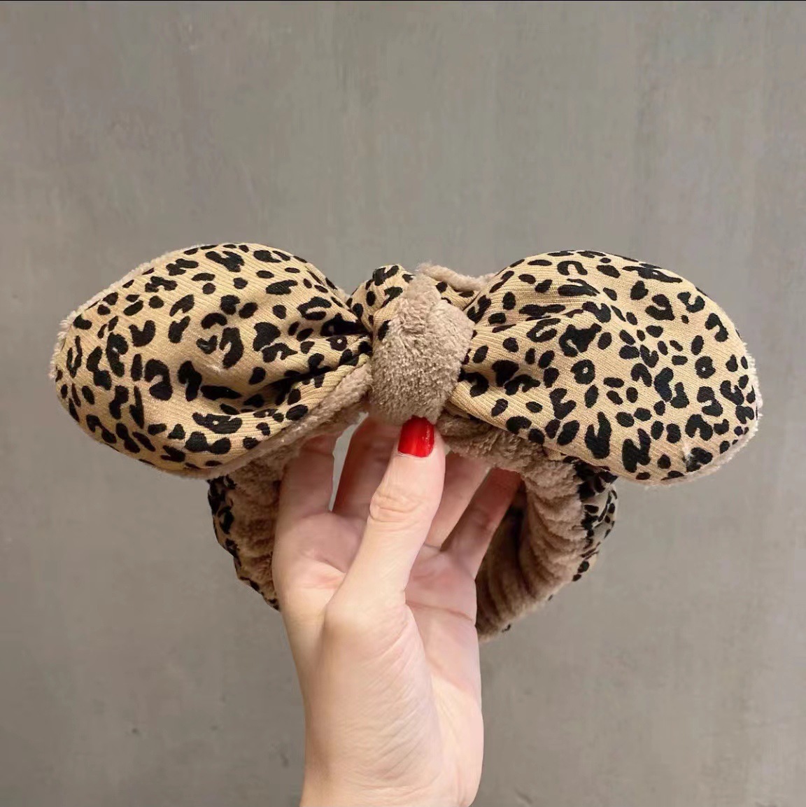 Màu sắc: Nơ in họa tiết da báo màu nâu