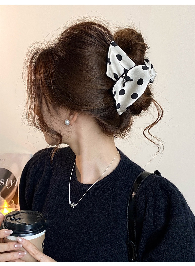Kẹp càng cua hình tam giác họa tiết