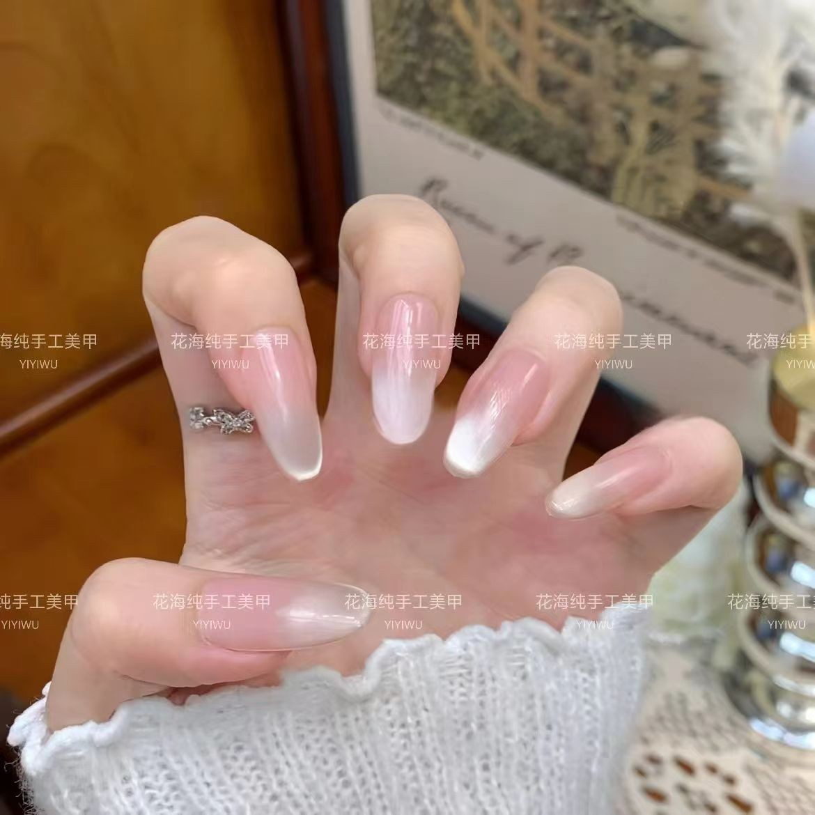 Màu sắc: Móng dài
