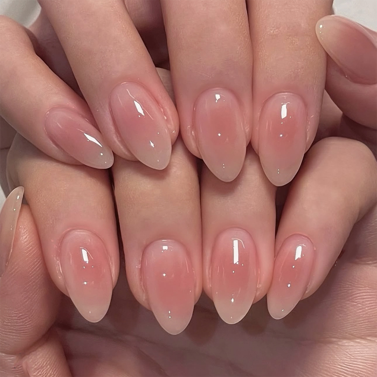 MÓNG GIẢ NGHỆ THUẬT MÀU HỒNG NHẠT – TRONG TRẺO, TINH TẾ & QUYẾN RŨ