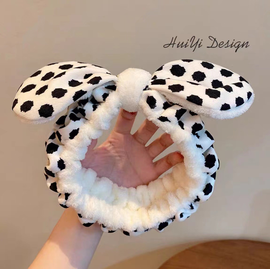 Màu sắc: Nơ chấm bi trắng