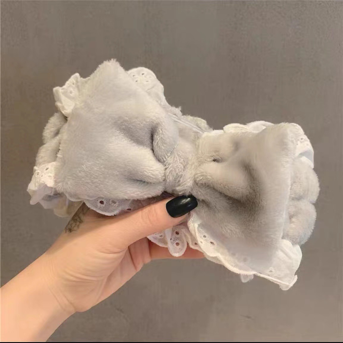 Màu sắc: Ren màu xám