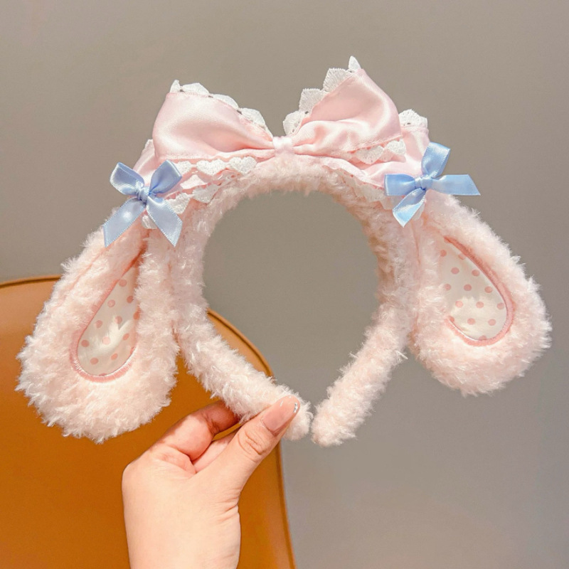 Màu sắc: Nơ hồng treo lủng lẳng tai