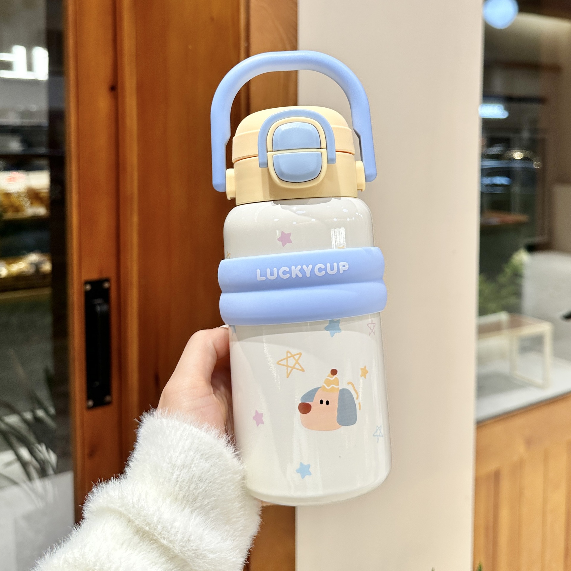 Màu sắc: 7752 Màu xanh dương 550ml